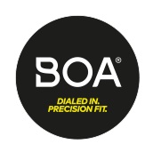 Das Boa® Verschlusssystem ermöglicht ein schnelles Schließen und einfaches Nachjustieren der Schuhe. Zum Öffnen wird der Verschluss lediglich aus seiner Fixierung gezogen. Zum Schließen wird er hineingedrückt und festgedreht - click & turn.